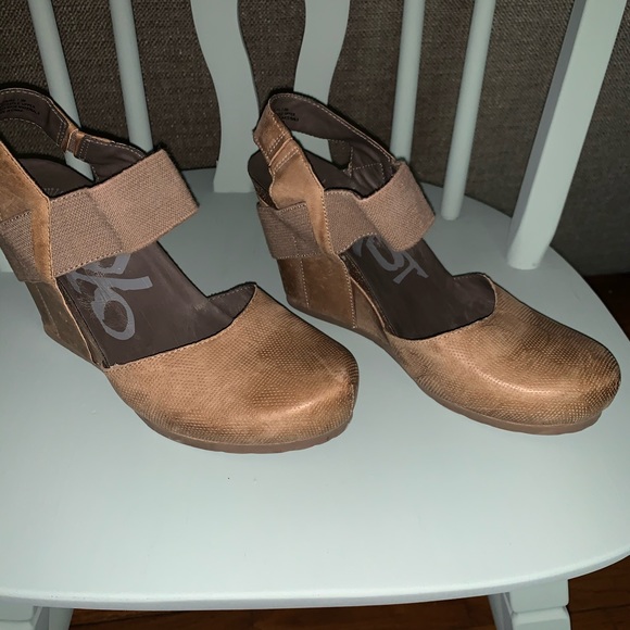 otbt closed toe wedges